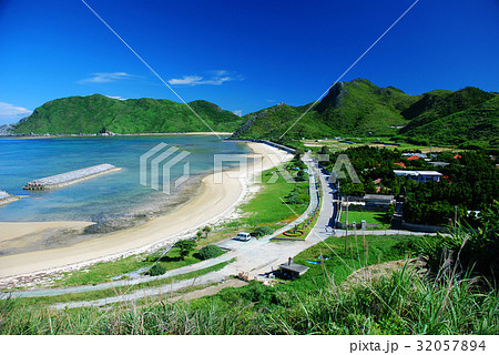 渡名喜島西海岸の集落と海 32057894