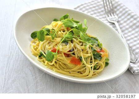 豆苗とトマトのスパゲッティー/pea shoots and tomato spaghetti 豆苗とトマトのスパゲッティー/pea shoots and tomato spaghetti 32058197