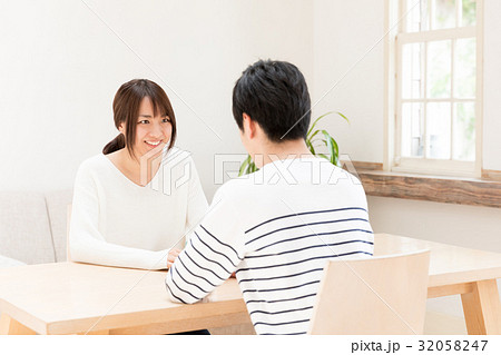 リビングでリラックスするカップル 32058247