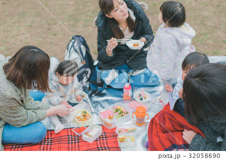 play at the park　1 year old 32058690