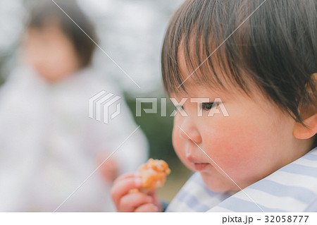 play at the park　1 year old 32058777