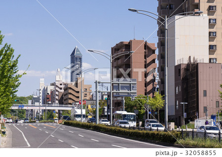 名古屋市千種区　広小路通　本山駅付近から東山スカイタワーを望む 32058855