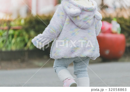 play at the park　1 year old 32058863