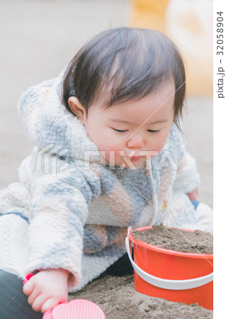 play at the park　1 year old 32058904