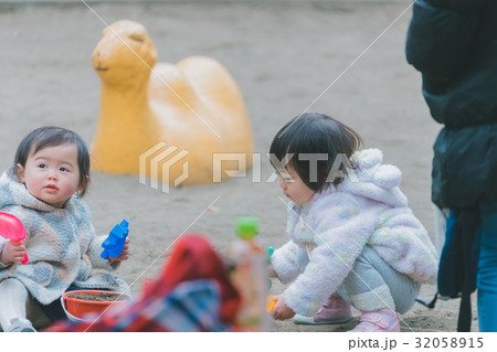 play at the park　1 year old 32058915