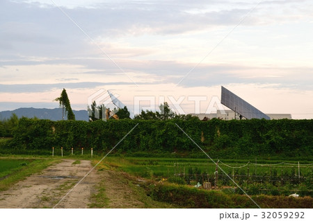ソーラーパネルのある風景 32059292