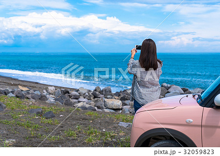 スマホで写真を撮る女性 32059823