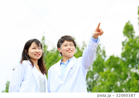 空を指さす若い男女　撮影協力：日本経済大学 32060387