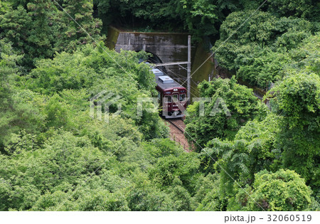トンネルを出た電車 32060519