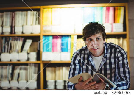 Student reading book in college library 32063268