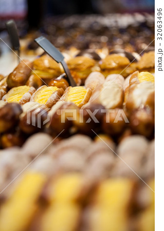 Close-up of baguettes arranged in display 32063496