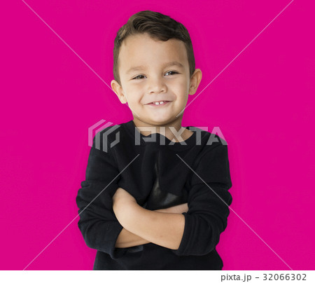 A little boy is really confidence 32066302