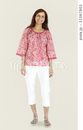 Woman standing smiling studio portrait Woman standing smiling studio portrait 32067803
