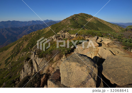 尾瀬 小至仏山付近から見た至仏山と上越国境の山々 尾瀬 小至仏山付近から見た至仏山と上越国境の山々 32068641