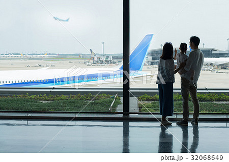 親子 旅行 空港 家族旅行 イメージ 親子 旅行 空港 家族旅行 イメージ 32068649