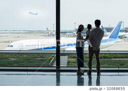 親子 旅行 空港 家族旅行 イメージ 親子 旅行 空港 家族旅行 イメージ 32068650