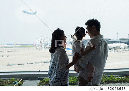 親子 旅行 空港 家族旅行 イメージ 32068653