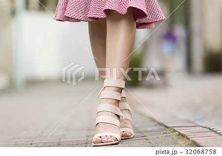夏服　サンダル　足元のボディパーツ　足痩せイメージ 32068758