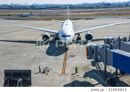 旅客機と地上クルー 32068813