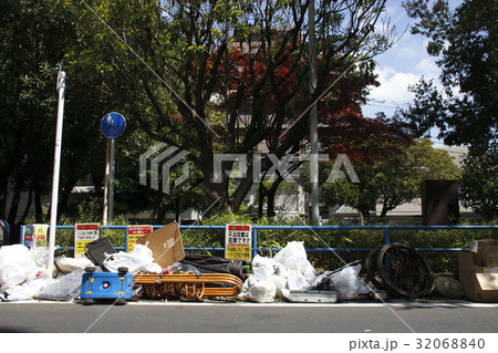 不法投棄の目立つゴミ捨て場 東京都某所 の写真素材 3640