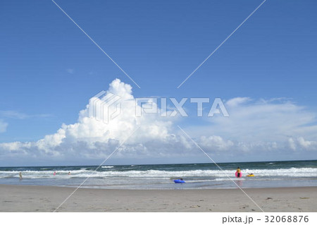 青空と浜辺 32068876