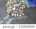ガラステーブルの上の小さな貝殻 32068880