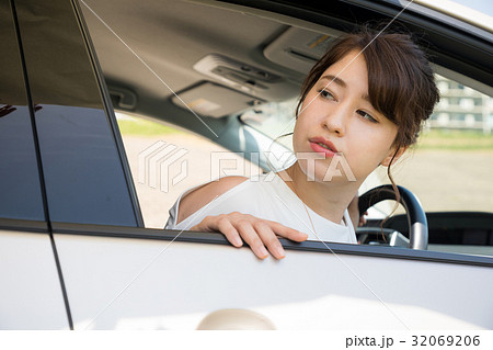 車の後方確認する女性 32069206