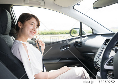 助手席の女性 助手席の女性 32069252