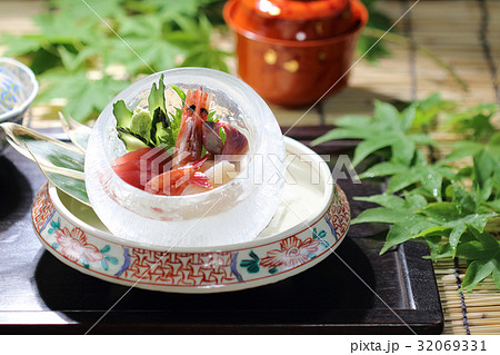 氷り鉢に盛り付けたお造り 32069331