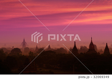 Twilight sky in thousand pagodas of Bagan,Myanmar. 32069349