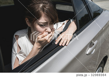 車酔いの女性 車酔いの女性 32069364