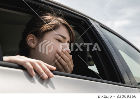 車酔いの女性 車酔いの女性 32069366
