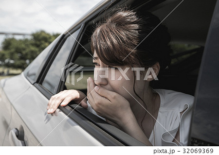 車酔いの女性 32069369