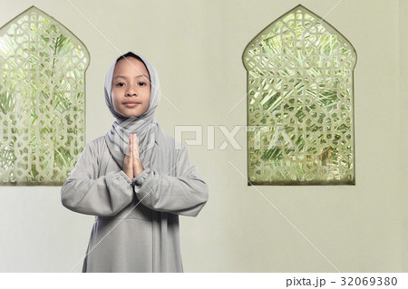Little asian muslim kid with veil praying to go 32069380