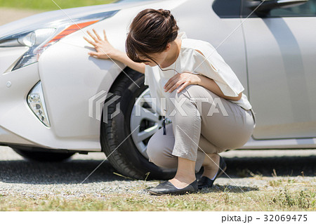 車の下を確認する女性 32069475