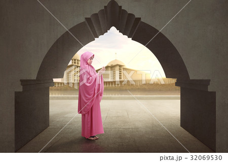 Beautiful asian muslim female wearing veil Beautiful asian muslim female wearing veil 32069530