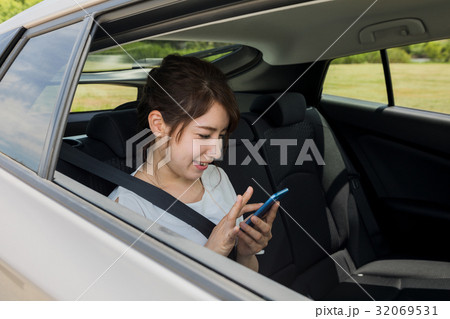 車内でスマホを使う女性 車内でスマホを使う女性 32069531