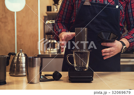 Barista brewing aeropress coffee 32069679
