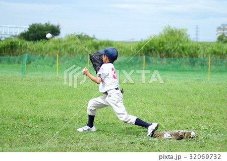 ファーストの守備練習中の野球少年 ファーストの守備練習中の野球少年 32069732