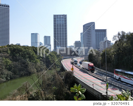 江戸城外堀跡　弁慶豪と赤坂方面のビル 32070491