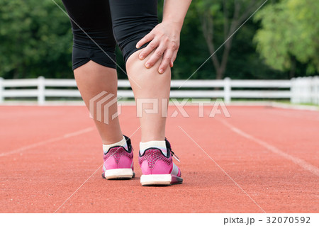 Middle aged woman runner muscle pain during train Middle aged woman runner muscle pain during train 32070592