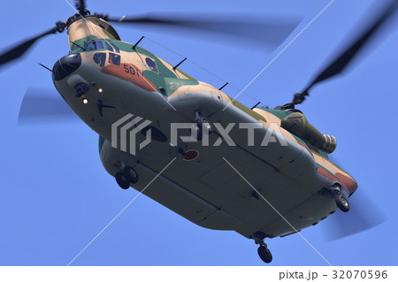 航空自衛隊    ヘリコプター    着陸    CH-47 32070596