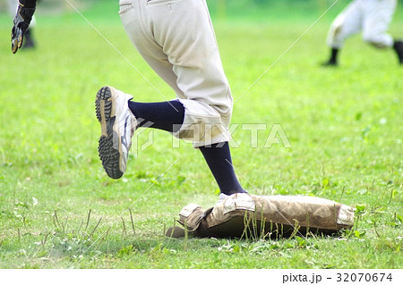 ヒットで1塁セーフ（少年野球） 32070674