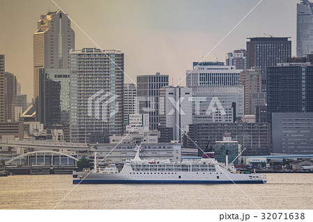 東京湾を航行するおがさわら丸と高層ビル 32071638
