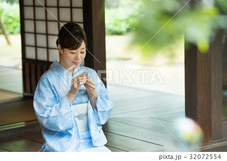 浴衣 冷酒 夏 縁側 風鈴 ミドル 女性 イメージの写真素材