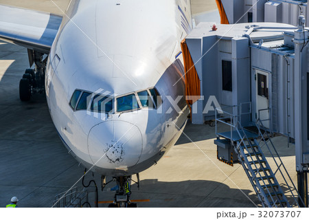 旅客機と地上クルー 旅客機と地上クルー 32073707
