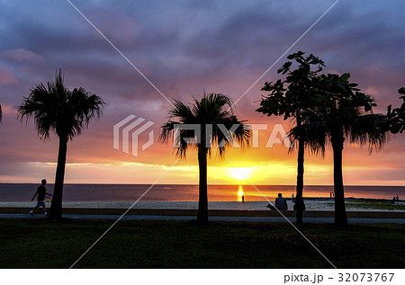 沖縄　アラハビーチの夕焼け  32073767
