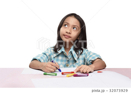Cute asian little girl with crayon thinking 32073929