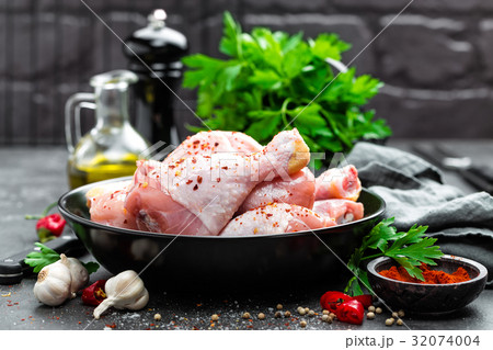 Raw chicken legs, drumsticks Raw chicken legs, drumsticks 32074004