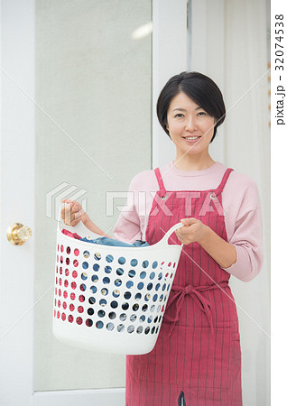 洗濯かごを持つミドル女性 32074538
